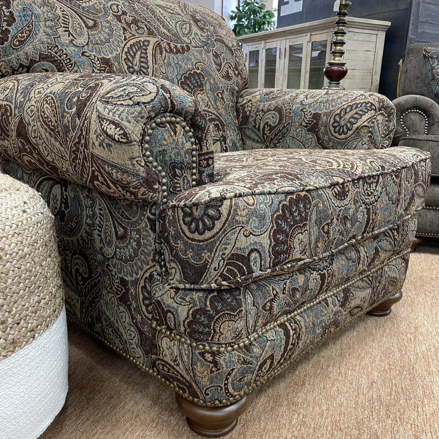 5Q04N Chair and Ottoman